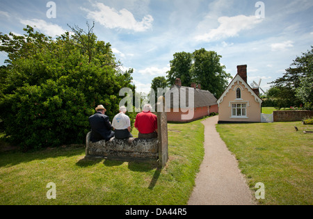 Thaxted, Essex, England. Juli 2013 hier gesehen: John Webb die Windmühle und die Armenhäuser mit Besuchern Stockfoto