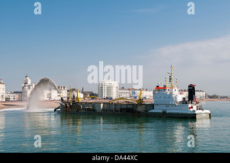 Die nachfolgende Absaugung Hopper Bagger Sospan Dau darstellende Strand an Eastbourne Küste Restaurierungsarbeiten Stockfoto