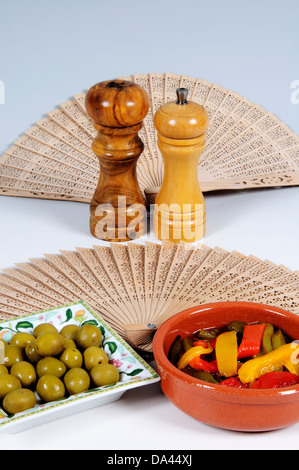 Tapas, Streifen von gemischten Paprika in Olivenöl mit grünen Oliven, Andalusien, Spanien, Westeuropa. Stockfoto