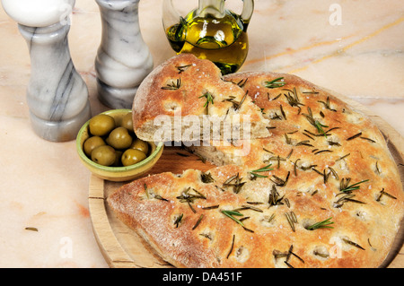 Traditionelle italienische Rosmarin Focaccia-Brot mit grünen Oliven. Stockfoto