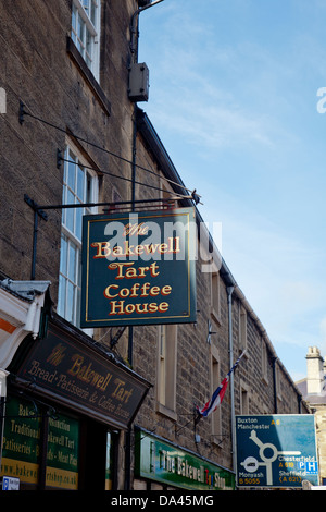 Melden Sie sich vor einem Café in Matlock Street, Bakewell, Derbyshire, England, UK Stockfoto
