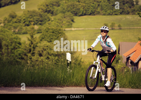 Eine Radsport Frau vor Landschaft im ländlichen Raum Stockfoto