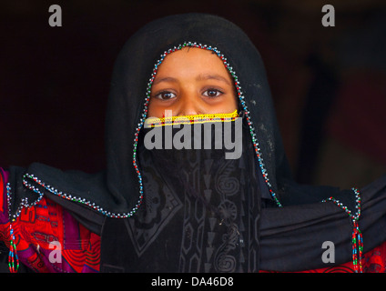 Verschleierte Arbeitslose Stamm Mädchen, Massawa, Eritrea Stockfoto