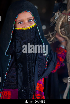 Verschleierte Arbeitslose Stamm Mädchen, Massawa, Eritrea Stockfoto