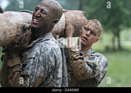 US-Armeesoldaten mit der 3. US-Infanteriedivision tragen ein Protokoll während des Trainings 19. Juni 2013 in Fort Benning, Georgia. Stockfoto