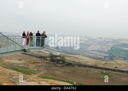 Besucher auf einem speziell dafür gebauten Aussichtsplattform auf eine Oberfläche Zeche in Deutschland. Stockfoto