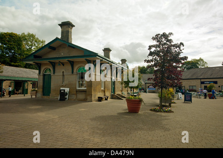 Das ursprüngliche 1849 Bahnhofsgebäude, jetzt Teil von Peak Shopping Village in Rowsley, Derbyshire, England, UK Stockfoto