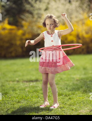 Junges Mädchen mit Hula Hoop Reifen in einem park Stockfoto