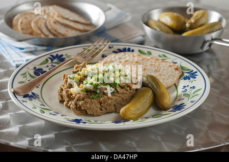 Gehackte Leber mit Matzo Crackern und Gurken Stockfoto