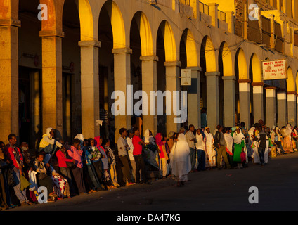 Menschen warten auf einen Bus vor den Arkaden, Asmara, Eritrea Stockfoto