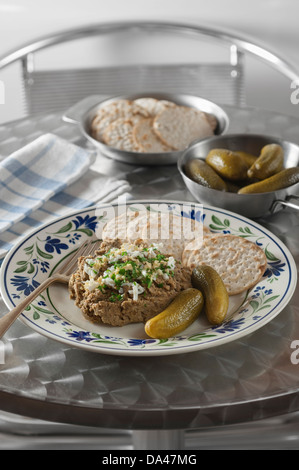 Gehackte Leber mit Matzo Crackern und Gurken Stockfoto