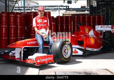 Hamburg, Deutschland. 3. Juli 2013. Formel-1-Fahrer Fernando Alonso ist in der Shell Technology Center in Hamburg, Deutschland, 3. Juli 2013 abgebildet. Der zweimalige Formel-1-Weltmeister besucht Shell Labor wo Racing Kraftstoffe hergestellt werden. Foto: AXEL HEIMKEN Credit: Dpa picture-Alliance/Alamy Live News Stockfoto