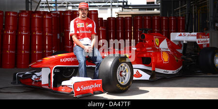 Hamburg, Deutschland. 3. Juli 2013. Formel-1-Fahrer Fernando Alonso ist in der Shell Technology Center in Hamburg, Deutschland, 3. Juli 2013 abgebildet. Der zweimalige Formel-1-Weltmeister besucht Shell Labor wo Racing Kraftstoffe hergestellt werden. Foto: AXEL HEIMKEN Credit: Dpa picture-Alliance/Alamy Live News Stockfoto