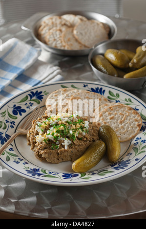 Gehackte Leber mit Matzo Crackern und Gurken Stockfoto