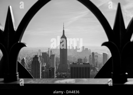 New York - Blick von der Spitze des Rock Observatory, das Rockefeller Center mit Blick auf das Empire State Building in Manhattan Stockfoto