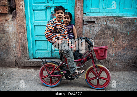 Porträt von zwei Kindern vor ihrem Haus. Jodhpur, Rajasthan, Indien Stockfoto