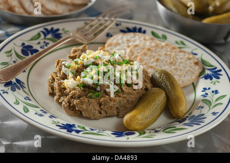 Gehackte Leber mit Matzo Crackern und Gurken Stockfoto