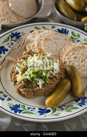 Gehackte Leber mit Matzo Crackern und Gurken Stockfoto