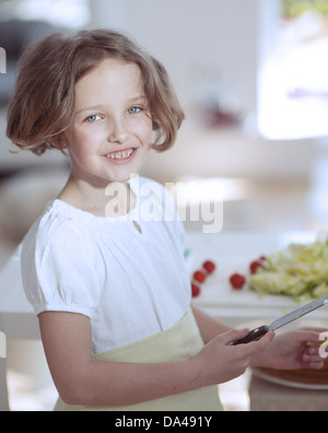 Junges Mädchen mit Messer in der Küche