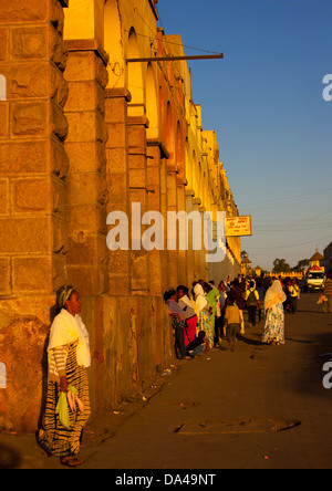 Menschen warten auf einen Bus vor den Arkaden, Asmara, Eritrea Stockfoto