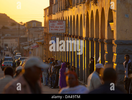 Menschen warten auf einen Bus vor den Arkaden, Asmara, Eritrea Stockfoto