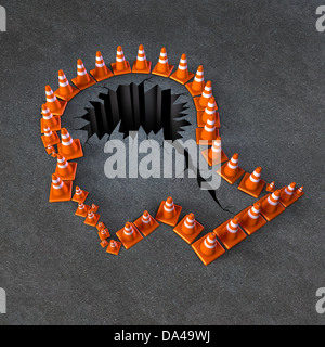 Gehirn-Therapie und Gedächtnis Schaden medizinisches Konzept mit einer Gruppe von Warnung orange Leitkegel in der Form eines menschlichen Kopfes und der Thinkinkg Anatomie in der Form eines gerissenen gebrochen Loch im Asphalt. Stockfoto