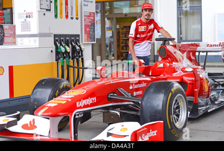 Hamburg, Deutschland. 3. Juli 2013. Formel-1-Fahrer Fernando Alonso ist eine Shell-Tankstelle in Hamburg, Deutschland, 3. Juli 2013 abgebildet. Der zweimalige Formel-1-Weltmeister besucht Shell Labor wo Racing Kraftstoffe hergestellt werden. Foto: AXEL HEIMKEN Credit: Dpa picture-Alliance/Alamy Live News Stockfoto