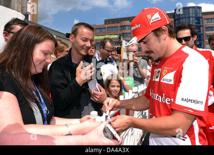 Hamburg, Deutschland. 3. Juli 2013. Formel-1-Fahrer Fernando Alonso (R) ist eine Shell-Tankstelle in Hamburg, Deutschland, 3. Juli 2013 abgebildet. Der zweimalige Formel-1-Weltmeister besucht Shell Labor wo Racing Kraftstoffe hergestellt werden. Foto: AXEL HEIMKEN Credit: Dpa picture-Alliance/Alamy Live News Stockfoto