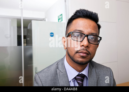 Close-up Portrait von indischen Geschäftsmann eine Brille mit Bart Stockfoto