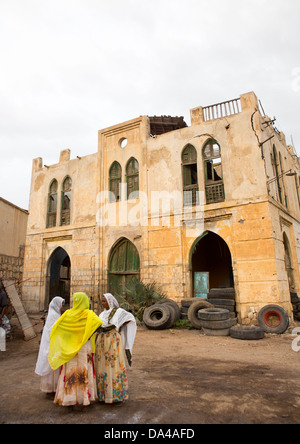 Frauen im Chat vor einer osmanischen Architektur Gebäude, Massawa, Eritrea Stockfoto