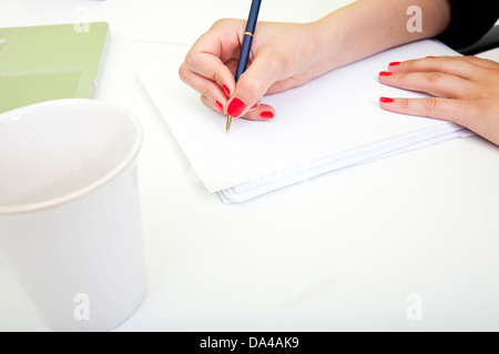 Nahaufnahme der Womans Hände auf Papier schreiben. Stockfoto