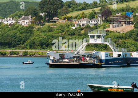 Dartmouth, Devon, England. 1. Juli 2013. Die höheren Fluss Dart Auto und Personenfähre Einstellung für Kingswear. Stockfoto