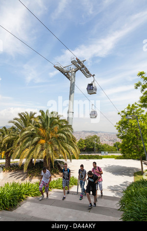 Touristen gehen unter Montjuic Seilbahn Turm Barcelona panorama Stockfoto