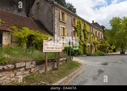 Anmeldung für die Kirche außerhalb der Hotel-Cro-Magnon in Les Eyzies de Tayac Frankreich EU Stockfoto