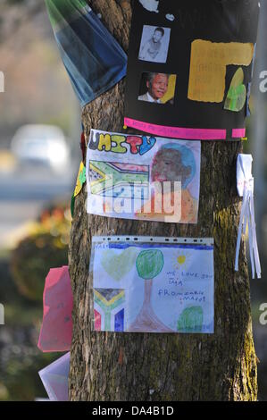 Johannesburg, Südafrika. 3. Juli 2013. Mitglieder der Öffentlichkeit zu sammeln vor Nelson Mandela Haus in Houghton, Johannesburg. Menschen verlassen gut Wünsche für den ehemaligen südafrikanischen Präsidenten, die in einem Krankenhaus von Pretoria mit einer wiederkehrenden Lungenerkrankung ist. Bildnachweis: Jonny White/Alamy Live-Nachrichten Stockfoto