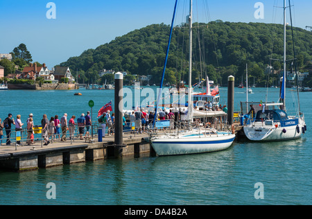 Dartmouth, Devon, England. 1. Juli 2013. Touristen, die Schlange für einen Fluss Dart und Hafen Kreuzfahrt an einem sonnigen Tag in Dartmouth. Stockfoto