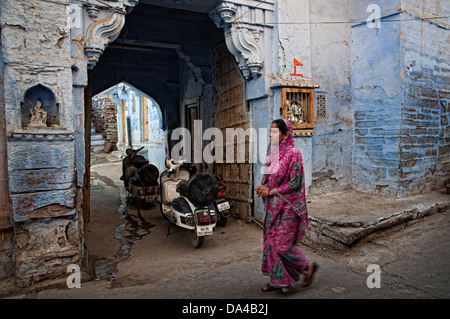 Frau vor einer Eingangshalle blau lackiert Wohn Haveli. Jodhpur, Rajasthan, Indien Stockfoto