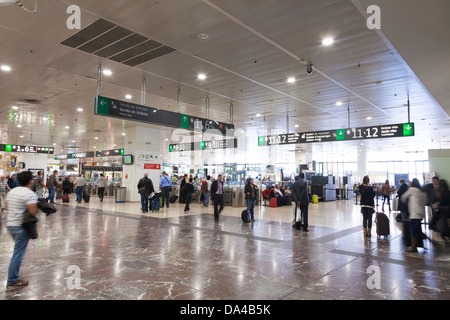 Passagiere in der Schalterhalle im Bahnhof Barcelona Sants Stockfoto