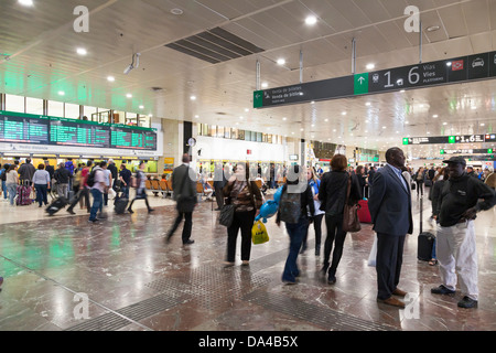 Passagiere in der Schalterhalle im Bahnhof Barcelona Sants Stockfoto