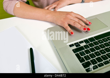 Nahaufnahme eines Womans Hände Tippen auf laptop Stockfoto