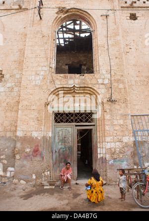 Familie vor einer osmanischen Architektur Gebäude, Massawa, Eritrea Stockfoto