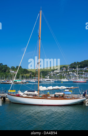 Dartmouth, Devon, England. 1. Juli 2013. Eine Yacht vor Anker am Dartmouth mit Kingwear im Hintergrund an einem klaren, blauen Nachmittag Stockfoto