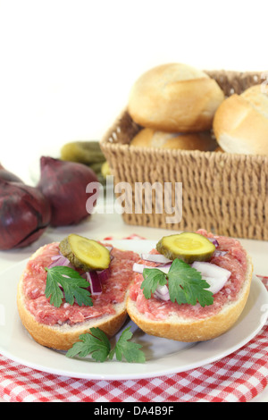 ein Boden Schweinefleisch Brötchen mit Zwiebeln und Gurken Stockfoto