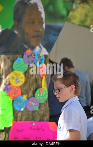 Johannesburg, Südafrika. 3. Juli 2013. Mitglieder der Öffentlichkeit zu sammeln vor Nelson Mandela Haus in Houghton, Johannesburg. Menschen verlassen gut Wünsche für den ehemaligen südafrikanischen Präsidenten, die in einem Krankenhaus von Pretoria mit einer wiederkehrenden Lungenerkrankung ist. Bildnachweis: Jonny White/Alamy Live-Nachrichten Stockfoto