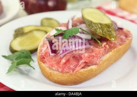 ein Boden Schweinefleisch Brötchen mit Zwiebeln und Gurken Stockfoto