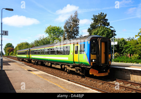 Ein Diesel trainieren auf der Wherry Linie hielten an Cantley Station, Norfolk, England, Vereinigtes Königreich. Stockfoto