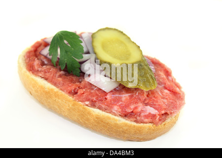 ein Boden Schweinefleisch Brötchen mit Zwiebeln und Gurken Stockfoto