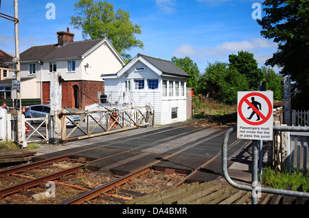 Ein Bahnübergang und Stellwerk auf Wherry Zeile Cantley, Norfolk, England, Vereinigtes Königreich. Stockfoto