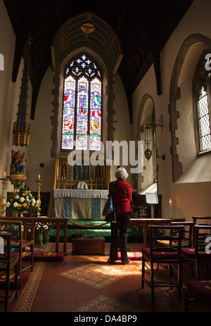 Eine Frau im Pantoffel Kapelle Schrein von Houghton St. Giles in der Nähe von Little Walsingham in Norfolk, England. Stockfoto