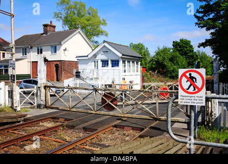 Eine manuell bedienten Bahnübergang und Stellwerk auf Wherry Zeile Cantley, Norfolk, England, Vereinigtes Königreich. Stockfoto